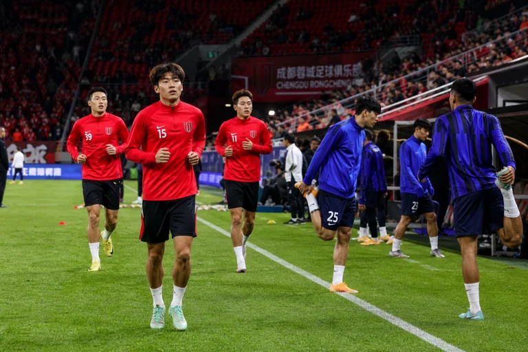 中超比赛日现场，双方球员在赛前热身